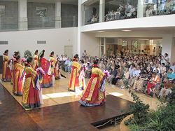 韓国伝統民族舞踊の華麗な舞